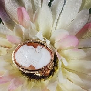 Krementz Classic Ladys Shell Cameo Pin